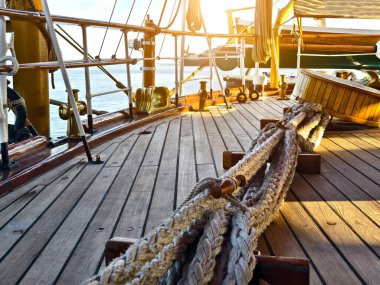 Eski bir geminin direkleri boyunca uzanan uzun ipler.