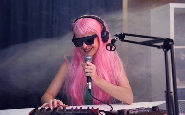 Güzel genç şarkıcı ve modern müzisyen kendi stüdyosundan yayın yapıyor..