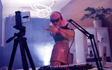 Güzel genç şarkıcı ve modern müzisyen kendi stüdyosundan yayın yapıyor..
