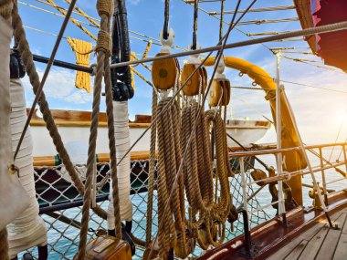 Eski bir geminin direkleri boyunca uzanan uzun ipler.