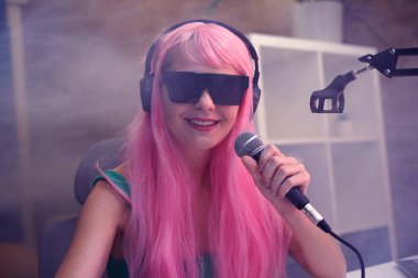 Güzel genç şarkıcı ve modern müzisyen kendi stüdyosundan yayın yapıyor..