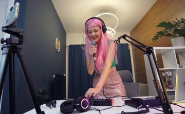 Güzel genç şarkıcı ve modern müzisyen kendi stüdyosundan yayın yapıyor..