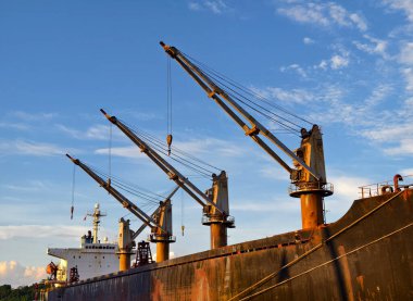 Yan tarafına vinç monte edilmiş büyük bir gemi.
