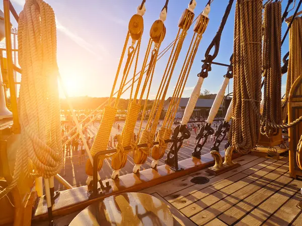 Eski bir geminin direkleri boyunca uzanan uzun ipler.