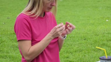 Parkta renkli bilezikler takan genç bir kadın..