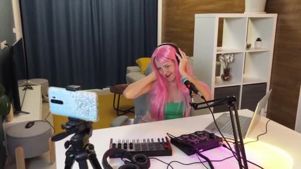 Hermosa Joven Cantante Músico Moderno Transmitido Desde Estudio Casa — Vídeo de stock