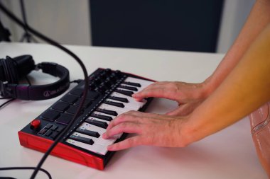 Güzel genç şarkıcı ve modern müzisyen kendi stüdyosundan yayın yapıyor..