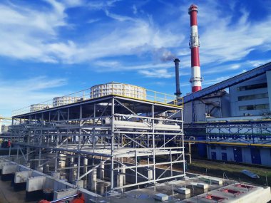 İnşaat alanında mavi gökyüzü zeminine karşı çelik çerçeve yapısı yapım aşamasında.