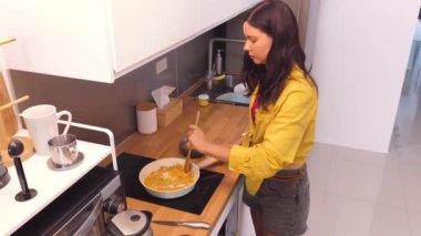 Genç kadın atölyeden canlı yayında vejetaryen yemekleri nasıl hazırlayacağını anlatıyor..