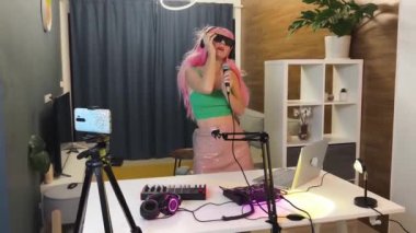 Güzel genç şarkıcı ve modern müzisyen kendi stüdyosundan yayın yapıyor..