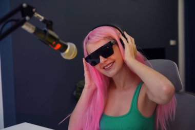 Güzel genç şarkıcı ve modern müzisyen kendi stüdyosundan yayın yapıyor..