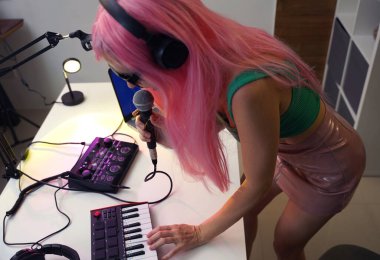 Güzel genç şarkıcı ve modern müzisyen kendi stüdyosundan yayın yapıyor..