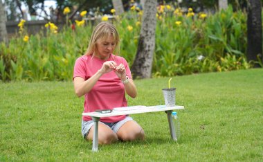 Parkta renkli bilezikler takan genç bir kadın..