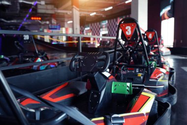 Modern kapalı yarış pistinde yeni elektrikli go-kart..
