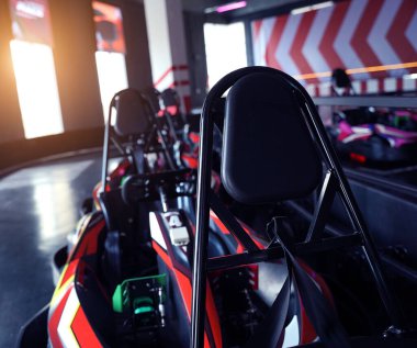 Modern kapalı yarış pistinde yeni elektrikli go-kart..