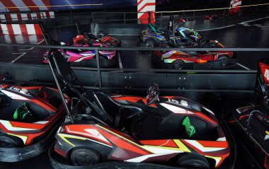 Modern kapalı yarış pistinde yeni elektrikli go-kart..