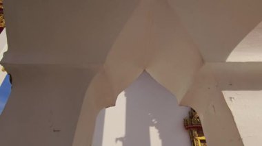 Asya 'da mavi gökyüzüne karşı sakin bir Budist tapınağı..