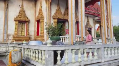 İki Taylandlı kadın Budist tapınağının huzurlu ortamında vakit geçirir..