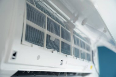 İşçi düzgün çalışması için klimayı temizler ve onarır..