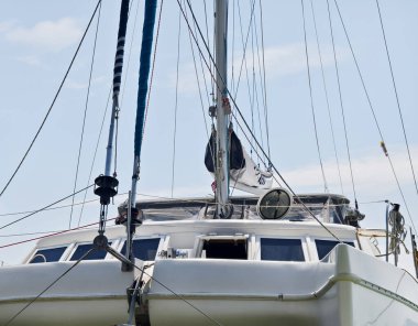 Suda yüzen direksiyonlu beyaz bir tekne..