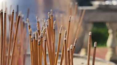 Tütsü yanan çubuklar Asya tapınak bölgesindeki havayı aromayla dolduruyor.