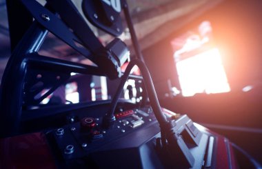 Modern kapalı yarış pistinde yeni elektrikli go-kart..