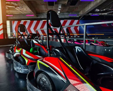 Modern kapalı yarış pistinde yeni elektrikli go-kart..