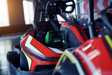 Modern kapalı yarış pistinde yeni elektrikli go-kart..