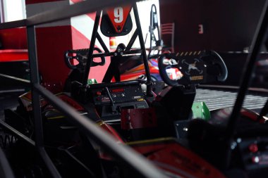 Modern kapalı yarış pistinde yeni elektrikli go-kart..