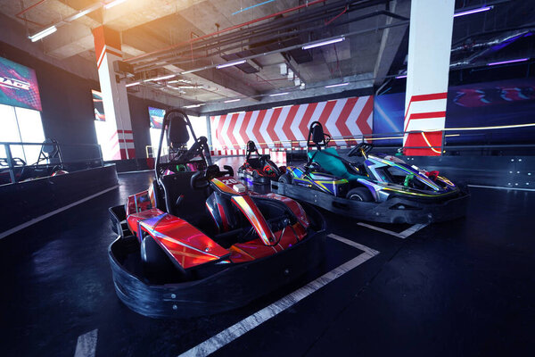 Новые электрические картинг в современных крытых гоночных трассах.