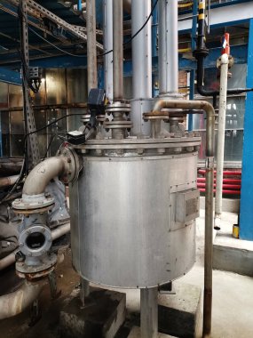 İnşaat alanında mavi gökyüzü zeminine karşı çelik yapı yapım aşamasında..