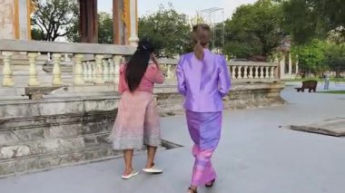 İki Taylandlı kadın Budist tapınağının huzurlu ortamında vakit geçirir..