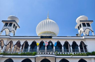 Minareli cami İslami mimari geleneğe göre tasarlanmıştır.