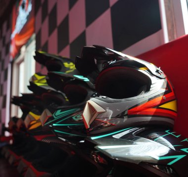 Modern kapalı yarış pistinde karting yarışı için eşsiz miğferler..