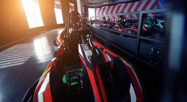 Modern kapalı yarış pistinde yeni elektrikli go-kart..