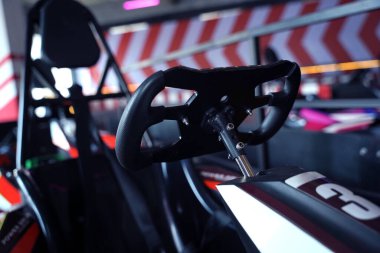 Modern kapalı yarış pistinde yeni elektrikli go-kart..