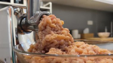 Ev mutfağında kıyma makinesiyle et hazırlama..