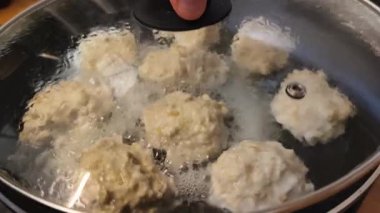 Kızartma tavasında leziz pirzola pişirme videosu..