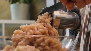 Ev mutfağında kıyma makinesiyle et hazırlama..