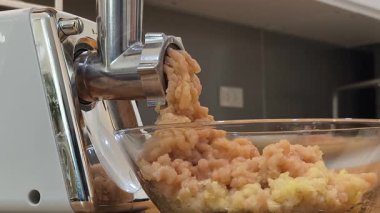 Ev mutfağında kıyma makinesiyle et hazırlama..