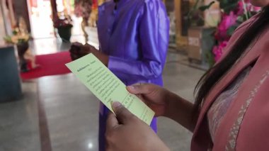 İki Taylandlı kadın Budist tapınağının huzurlu ortamında vakit geçirir..