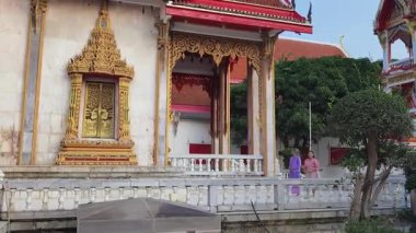 İki Taylandlı kadın Budist tapınağının huzurlu ortamında vakit geçirir..