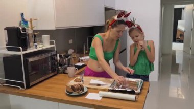 Anne ve kızı Noel 'de evde zencefilli ekmek pişiriyorlar..