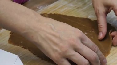 Anne ve kızı Noel 'de evde zencefilli ekmek pişiriyorlar..