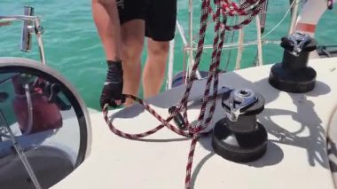Beyaz şapkalı bir adam bir gezi teknesinde çalışıyor..