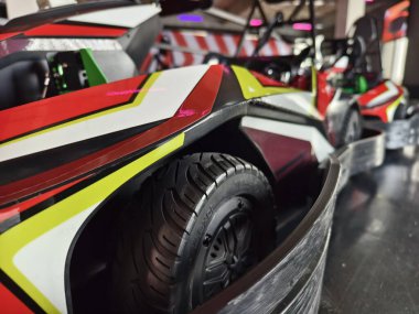 Modern kapalı yarış pistinde yeni elektrikli go-kart..