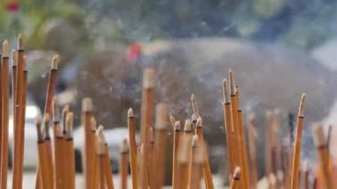 Tütsü yanan çubuklar Asya tapınak bölgesindeki havayı aromayla dolduruyor.