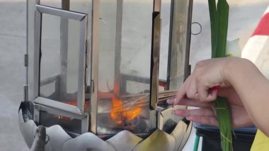 Bireyler fenerde tütsü ve mum yakarak sakin bir atmosfer yaratıyor..