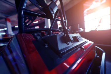 Modern kapalı yarış pistinde yeni elektrikli go-kart..