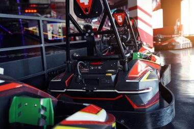 Modern kapalı yarış pistinde yeni elektrikli go-kart..
